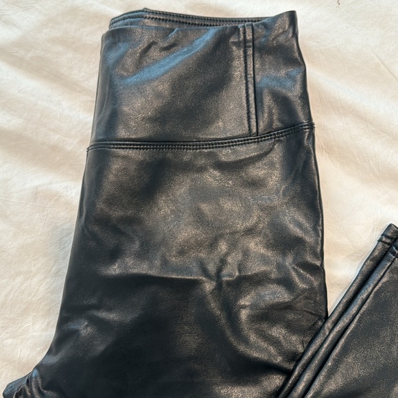 Shiny black skinny leggings - Picture 2 of 4